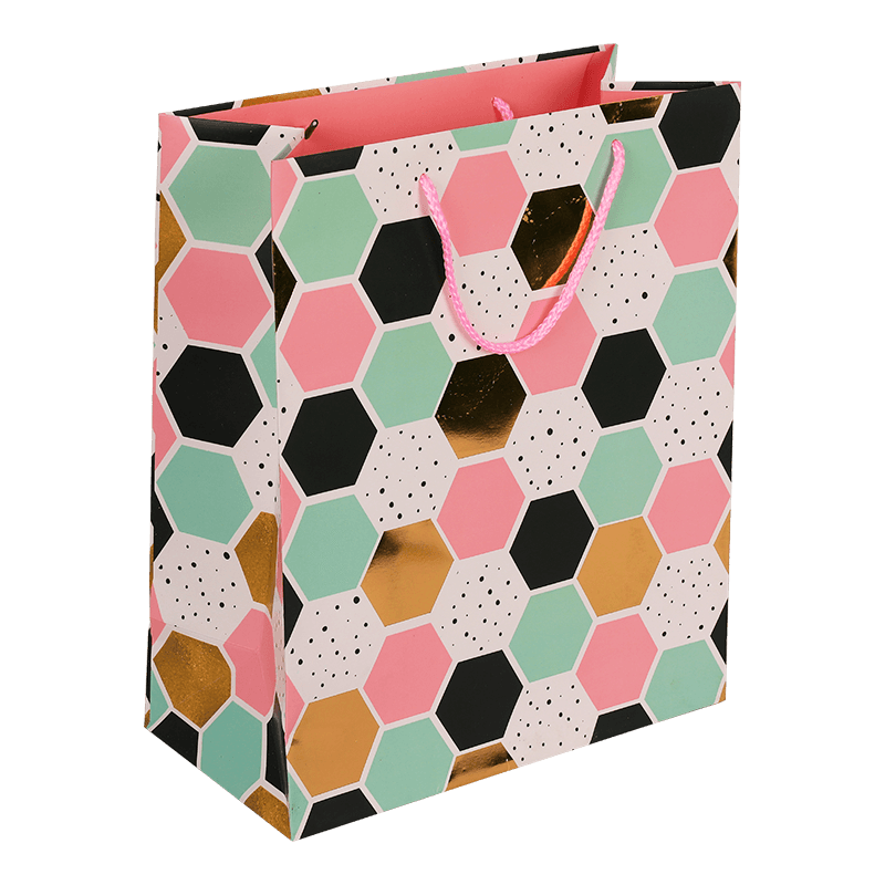 Geschenktüte aus Papier mit geometrischem Aufdruck und Seilgriff