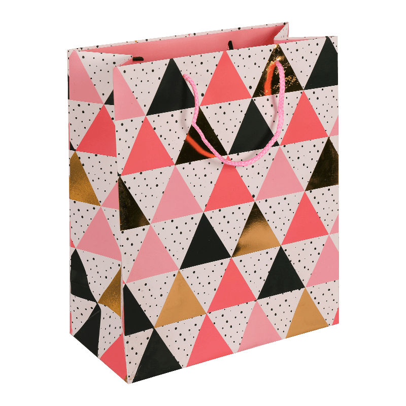 Geschenktüte aus Papier mit geometrischem Aufdruck und Seilgriff