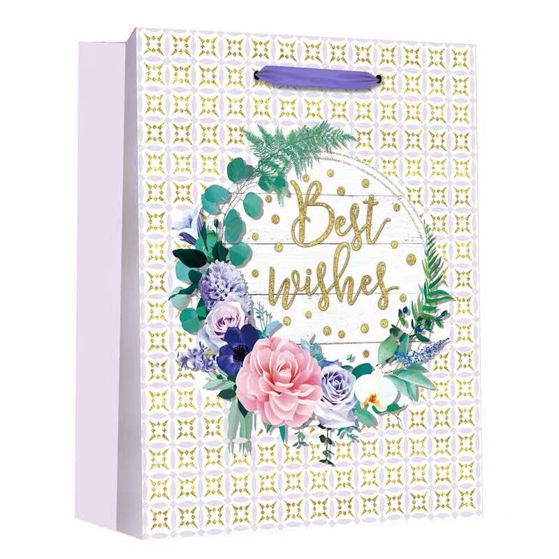 Fabrikbedruckte Geschenktüten aus Papier mit Blumenkranz und „Best Wishes“.